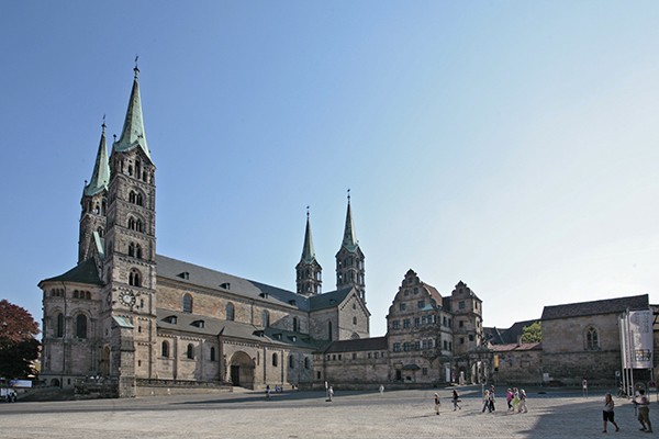 bamberger_domplatz_mit-kaiserdom_und_alter_hofhaltung.jpg