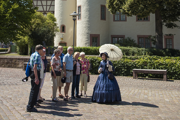 buergermeistergattin_vor_schloss_2.jpg